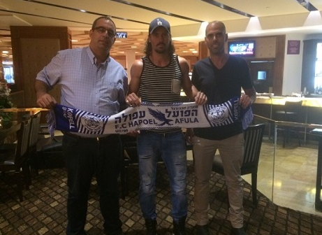 במעמד החתימה. פרננדס עם סוכנו, לירן עטיה (מימין) וששי יעקב (משמאל)
