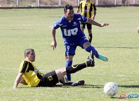 שי כחלון (בכחול). שלושער עבור מ.ס טירה (לירן דורף)