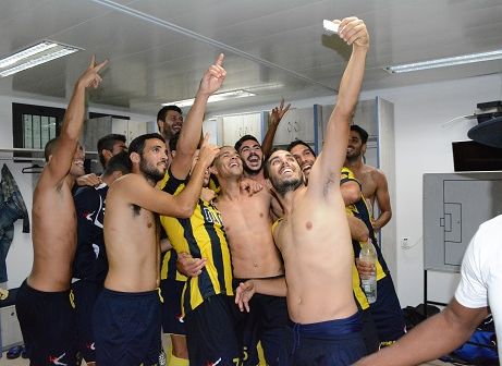 סלפי של 0:1. שחקני קרית גת חוגגים בחדר ההלבשה (ולדי מויסייב)