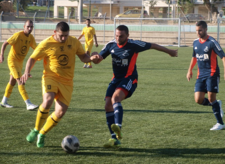 בן דיין (במרכז בכחול)