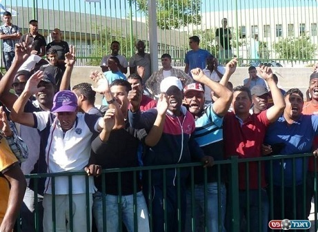 בקבוק על הקוון עולה ביוקר. אוהדי הפועל רהט (אלי שמואלי)