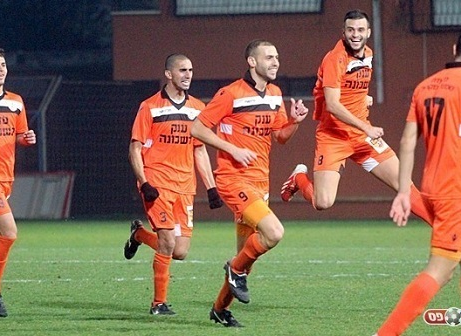 צמד נפלא שהביא ניצחון לכפר שלם. דננבאום עם מספר 9 (לירן דורף)