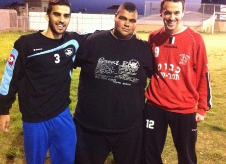 כבש את שער היתרון לעפולה. דור נבון (משמאל) עם עמוס קלס (מימין)