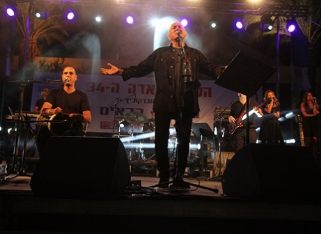 ריגש את אלפי הצופים בקהל בהופעה מדהימה. שלומי שבת (שלומי גבאי)