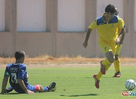 רועי גליקשטיין (בצהוב) מחולון יניב (לירן דורף)