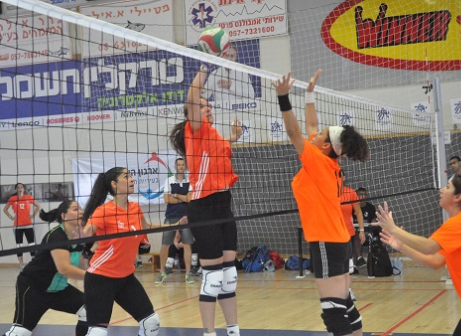 ספורט נשים ברמה גבוהה. עיריית חדרה מול התעשייה האווירית בכדור-רשת (חאדר אניס)