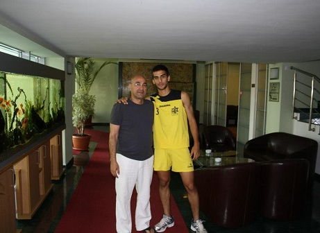 שער נדיר מ-20 מטרים. נבון (מימין) עם אביו, עו