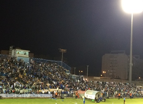 תצוגת עידוד מרגשת. כ-3,500 אוהדי אשקלון ביציע (מוטי יעיש)