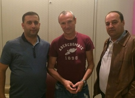 סיכם את תנאיו. גילרוביץ' (במרכז) עם הנהלת כפר קאסם