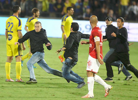 יום שחור לכדורגל. אוהד הפועל עושה צחוק מהמאבטחים (באדיבות: ספורט 5)