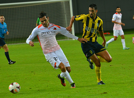 רן בן שמעון מנסה להשיג את הכדור (ולדי מויסייב)