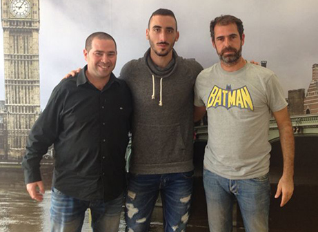 רבינוביץ' במעמד החתימה