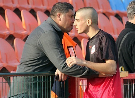 חוזר למדים האדומים. עומר נעים יחד עם אביו (לירן דורף)