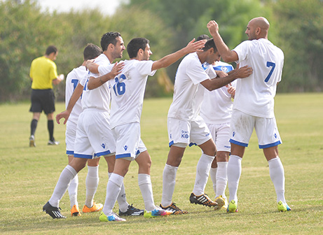 שחקני קרית אתא חוגגים עם סימן טוב (ארנון לוי)