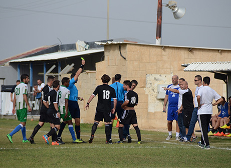 שחקני שתי הקבוצות בויכוח עם השופט (אימן נסראלדין)