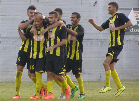 שחקני נהריה חוגגים (אמיר שיבי)