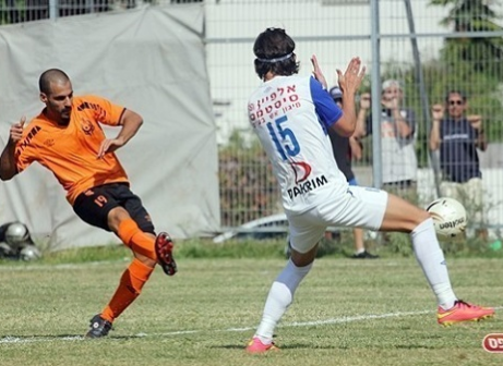 עוזב את מחנה. אסי משיח בכתום (לירן דורף)