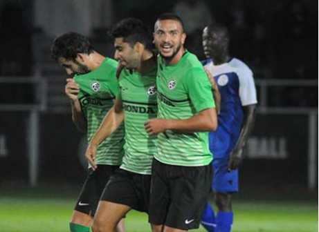 התכבד בצמד. אבוחצירה עם הפנים למצלמה (ראובן כהן, האתר הרשמי מכבי חיפה)