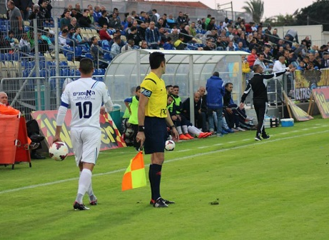 עקיבא צועד עם הכדור לעבר בוסקילה (עודד חסין, באדיבות BEST-BALL)