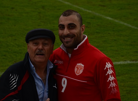 גם לו מגיעה תמונה. פאדי זיאדה (מימין) עם שמוליק, מנהל הרצליה (אמיר אזון)