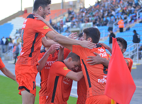 שחקני בני יהודה חוגגים (ארנון לוי)