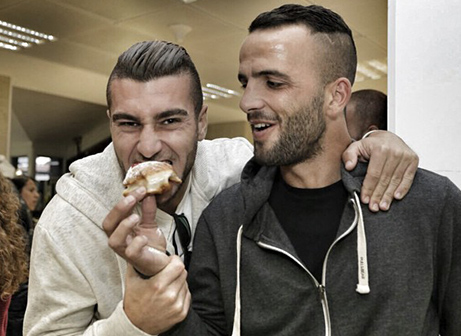 מעשים טובים בבית החולים. ציון (מימין) וטל מחלוף (גלי זיו)