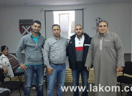 החתימה הרשמית. מרעב שני מימין עם הנהלת כפר קאסם (לוטפי עיסא)