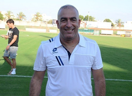 מאמן מורשה, עופר בכר (אמיר אזון)