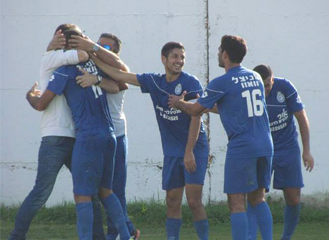 שחקני גבעת אולגה חוגגים עם אילוז (חן קורקוס)