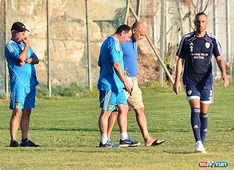 הפרלמנט של כרמיאל/צפת. מימין: סויסה, טויטו ומרדכי (ארנון לוי)