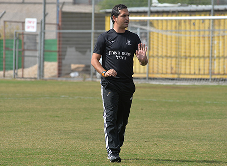 עושים עבודה בשקט, מאמן הרצליה תומר אסולין (ארנון לוי)