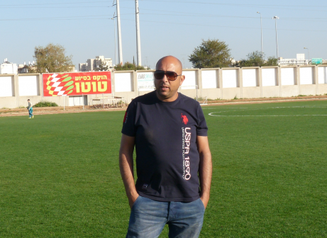 מחזיק את הקבוצה לבדו. יעקב כהן (אלי שמואלי)