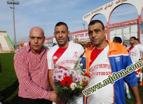 הענקת הפרחים שעלתה ביוקר (צילום: מאחסן נאסר, אתר מג'דנה)