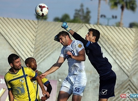 הצטיין בשער יבנה. גיא סלם מאגרף מימין (לירן דורף)