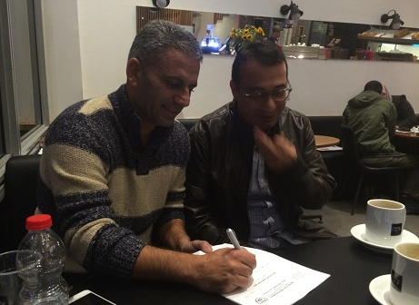 מעמד החתימה. יחזקאל (משמאל) עם יו