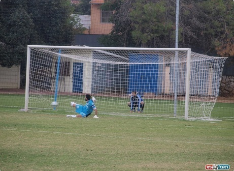 אצבע משולשת לעבר הקהל. ישראלי בשער (אלון יהודיוף)
