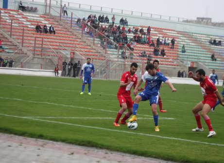 פרדי ציון (4) במאבק מול איתמר אופמן (21 כחול). ניצחון חשוב למרמורק (לוטפי עיסא)