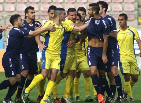 איזה בלאגן על הדשא. מחנה מול ב