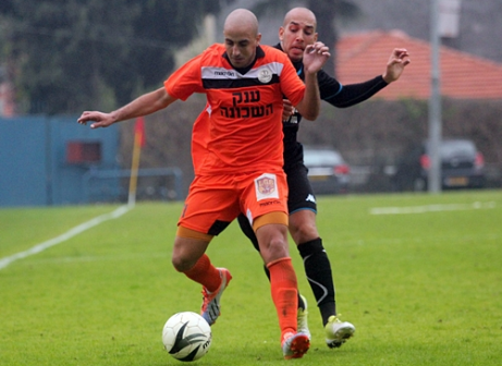 חן לוי ואלעד קייזר במאבק, אתמול באזור (לירן דורף)