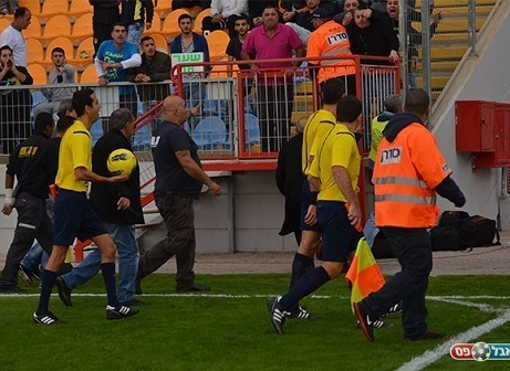 שלישיית השופטים בירידה לחדרי ההלבשה (עדי מלול)