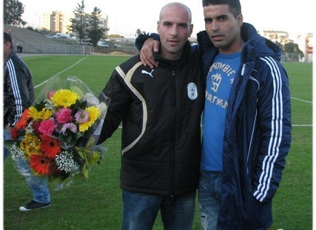 נפרדנו כך. שביט (משמאל) וחיים סילבס (עודד חסין)