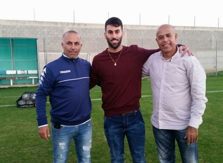 ביום החתימה במגרש האימונים. יוסף, במרכז (יח