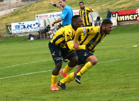 מתקרבים. משה ואיילה מקריית גת חוגגים (ולדי מויסייב)