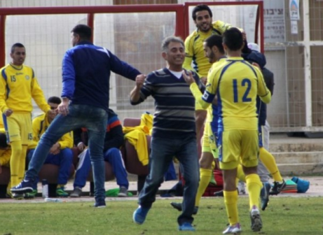 חוגגים ניצחון. הספסל של ב