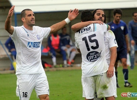 חולמים על הפתעה בבלומפילד. שחקני הפועל אשקלון (לירן דורף)