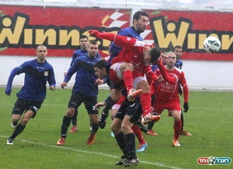 שחקני נס ציונה (בכחול) (לוטפי עיסא)