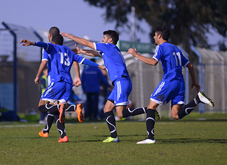 שחקני מגדל העמק חוגגים עם אוחיון (ארנון לוי)