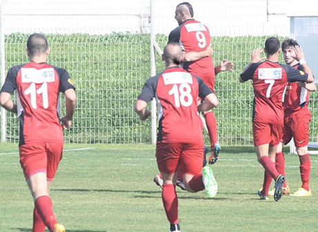 שחקני הרצליה חוגגים עם זיאדה (מיכה פישנזון)