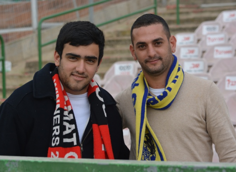 מיעוט אוהדים בגלל הגשם. אוהד ר