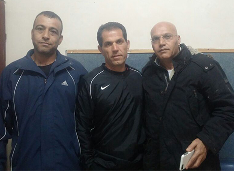 מלכה במעמד החתימה יחד עם מנאע (מימין) (מובדא פרחאת)